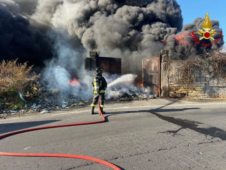 VIDEO | Rifiuti a fuoco in via Acquicella: paura a Catania