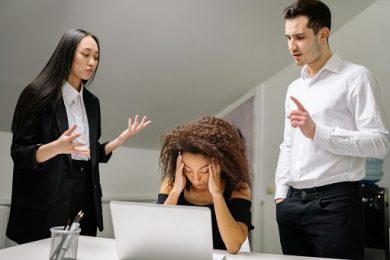 ”Phubbing” in ufficio: 7 italiani su 10 ne risentono sul posto di lavoro