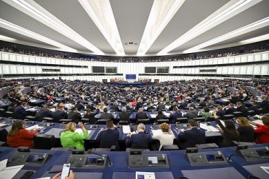 Europarlamento approva “Omnibus I” con maggioranza Ppe-destra