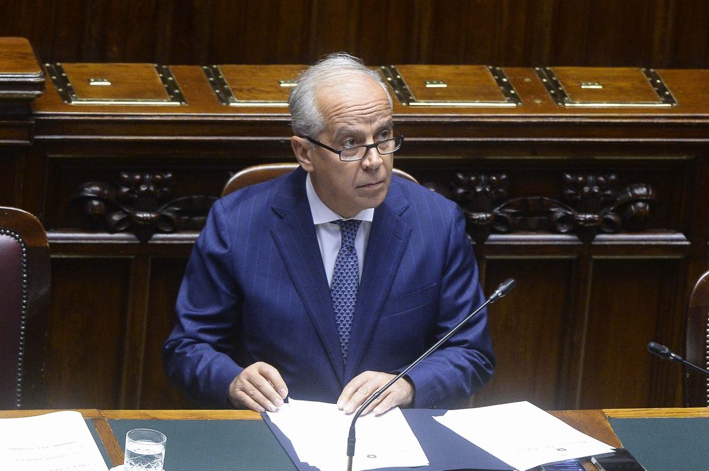 Piantedosi pro-condono attacca sinistra: sanatorie solo per immigrati?