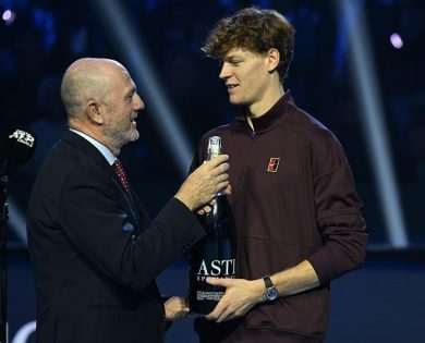 Sinner festeggia con l’Asti spumante ma i media parlano di champagne