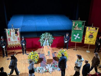 L’omaggio di Milano a Ornella Vanoni, in migliaia alla camera ardente