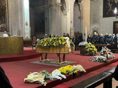 A Milano l’addio a Ornella Vanoni, fra la sua musica e tanta commozione