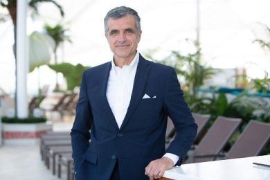 Turismo, Royal Caribbean lancia il Beach Club a Santorini