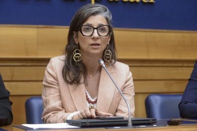 M.O., “Condanno violenza ma è monito”: Albanese nella bufera. Meloni: ‘Grave’