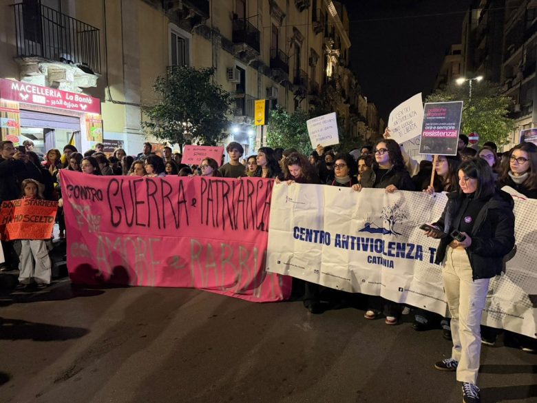 VIDEO | “Contro la violenza sulle donne ed il patriarcato”: centinaia in corteo a Catania con “Non una di meno”