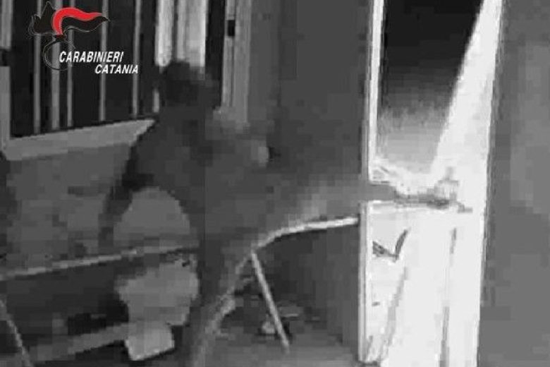 Razziarono il cimitero di Aci Catena, due arresti per furto aggravato