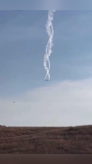 VIDEO | Tragedia in volo, aereo precipita e si schianta: ci sono vittime