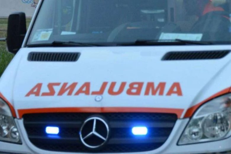 Dramma in casa, una 66enne si sente male e muore: ricoverato pure il marito, ipotesi avvelenamento