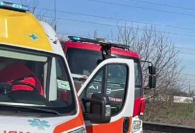 Auto si scontra con un bus pieno di studenti, un morto e una ventina di contusi