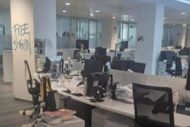 Assalto alla redazione de La Stampa, 34 identificati e denunciati: “Pareti imbrattate, documenti rovesciati”