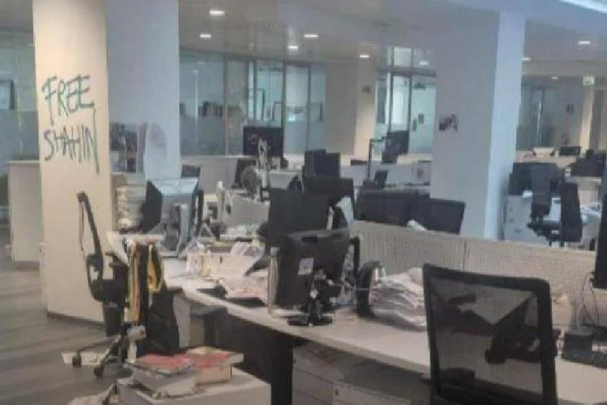 Assalto alla redazione de La Stampa, 34 identificati e denunciati: “Pareti imbrattate, documenti rovesciati”