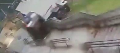 VIDEO | Auto vola via dalle scale: le immagini impressionanti