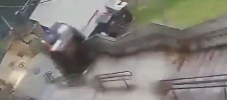 VIDEO | Auto vola via dalle scale: le immagini impressionanti