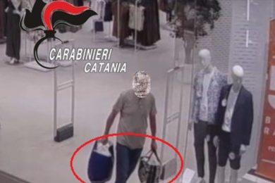 VIDEO – Catania, rubavano nei centri commerciali: fermati due fratelli