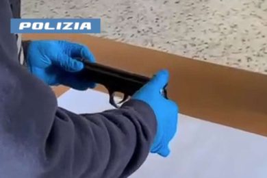 Chiedono un passaggio, poi tentano la rapina con una pistola a salve: fermati quattro minori a Catania