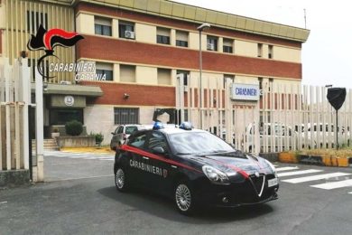 Paura a Bronte, 41enne usa la madre come scudo e si accoltella al viso: arrestato