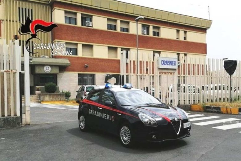 Paura a Bronte, 41enne usa la madre come scudo e si accoltella al viso: arrestato