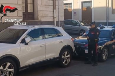 Catania, sorpresi a smontare l’auto di un turista: arrestati due giovani per furto aggravato