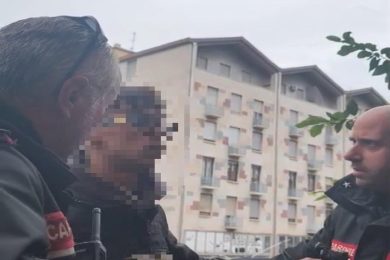 Paura a Catania, giovane minaccia di buttarsi dal balcone: i carabinieri lo salvano
