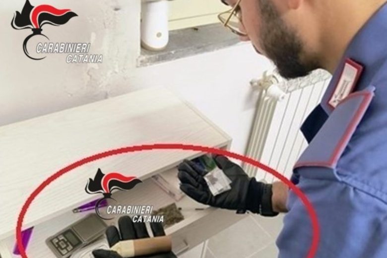 Piedimonte Etneo, beccato a spacciare dalla finestra di casa: denunciato pregiudicato 53enne