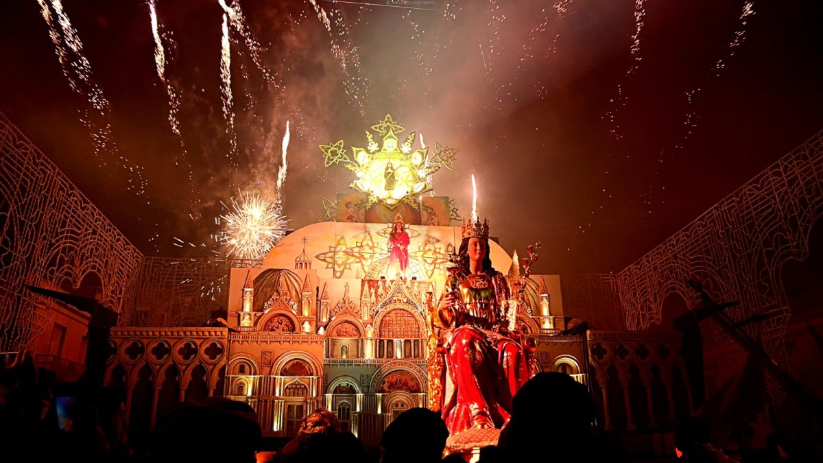 La magica atmosfera dei Carri di Santa Lucia: “Arte in movimento” tra le strade di Belpasso