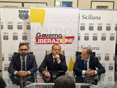 VIDEO | Governo di Liberazione, De Luca suona la carica: “Abbattiamo il ‘pizzo legalizzato’ in Regione”