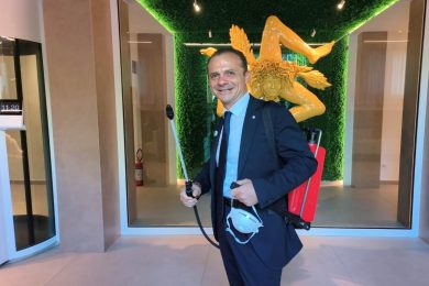 Cateno De Luca con il diserbante lancia il “Governo di liberazione dal pizzo legalizzato” – VIDEO