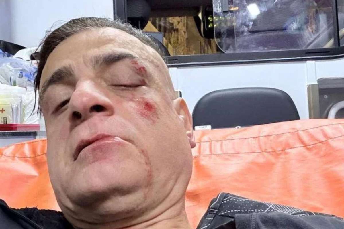 Lo youtuber Cicalone aggredito in metro a Roma da 10 persone: “Infami veri”