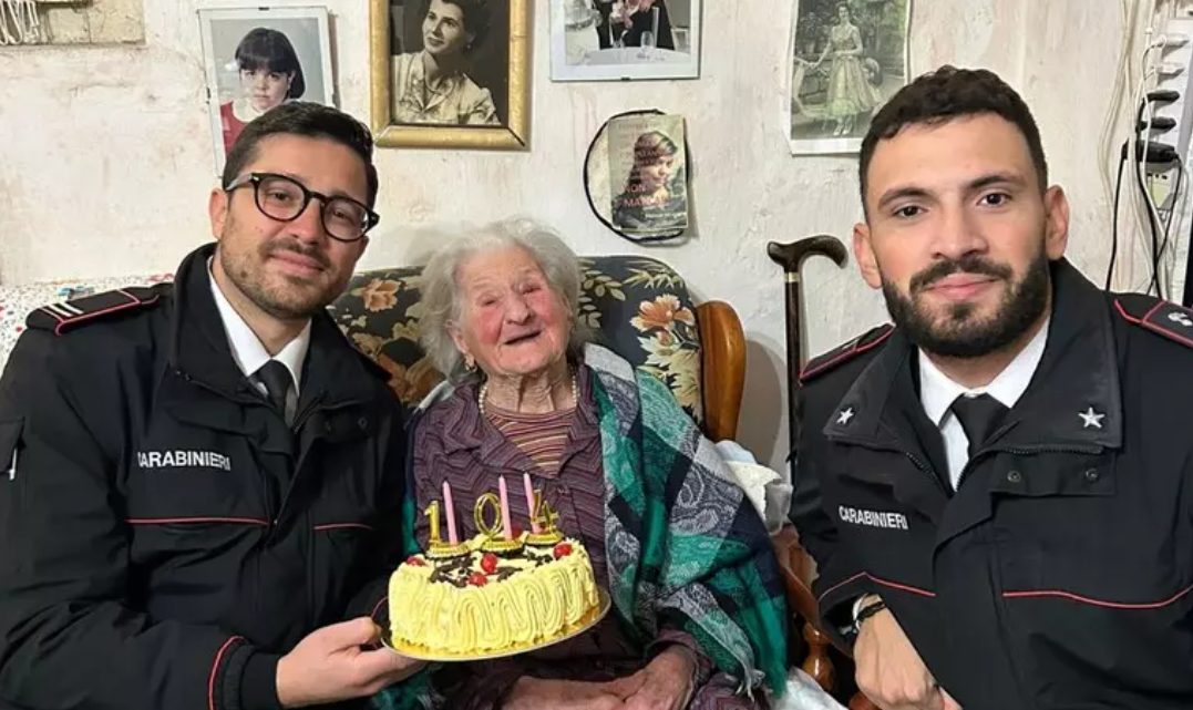 Favignana in festa per zia Rosina: a 104 anni è la più anziana delle Egadi Favignana in festa per zia Rosina: a 104 anni è la più anziana delle Egadi