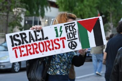 Virtus-Maccabi, caos a Bologna: bombe carta e idranti al corteo pro Palestina