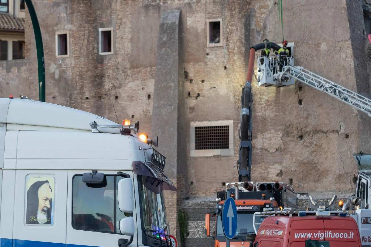 I crolli alla Torre dei Conti, operaio estratto vivo dopo 11 ore. L’uomo è in prognosi riservata I crolli alla Torre dei Conti, operaio estratto vivo dopo 11 ore. L’uomo è in prognosi riservata