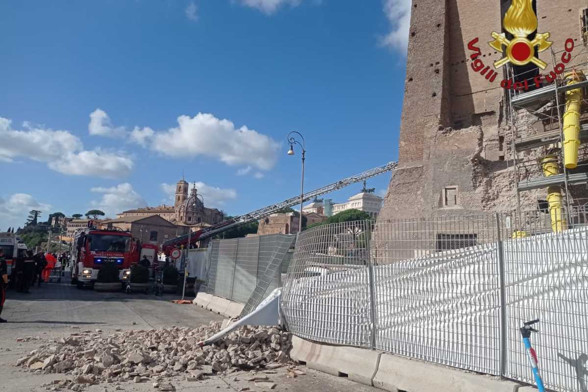 Nuovo crollo della Torre dei Conti ai Fori Imperiali: due operai estratti vivi dalle macerie, uno ancora bloccato – FOTO e VIDEO