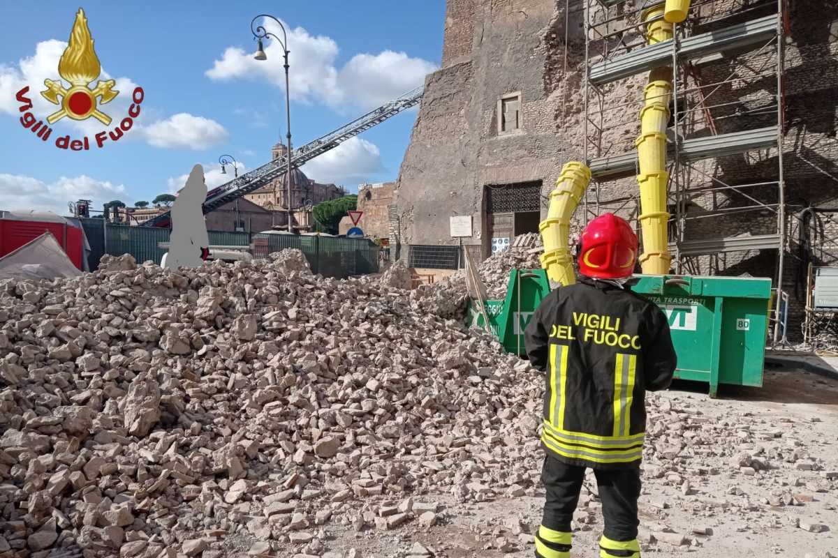 Nuovo crollo della Torre dei Conti ai Fori Imperiali: due operai estratti vivi dalle macerie, uno ancora bloccato – FOTO e VIDEO