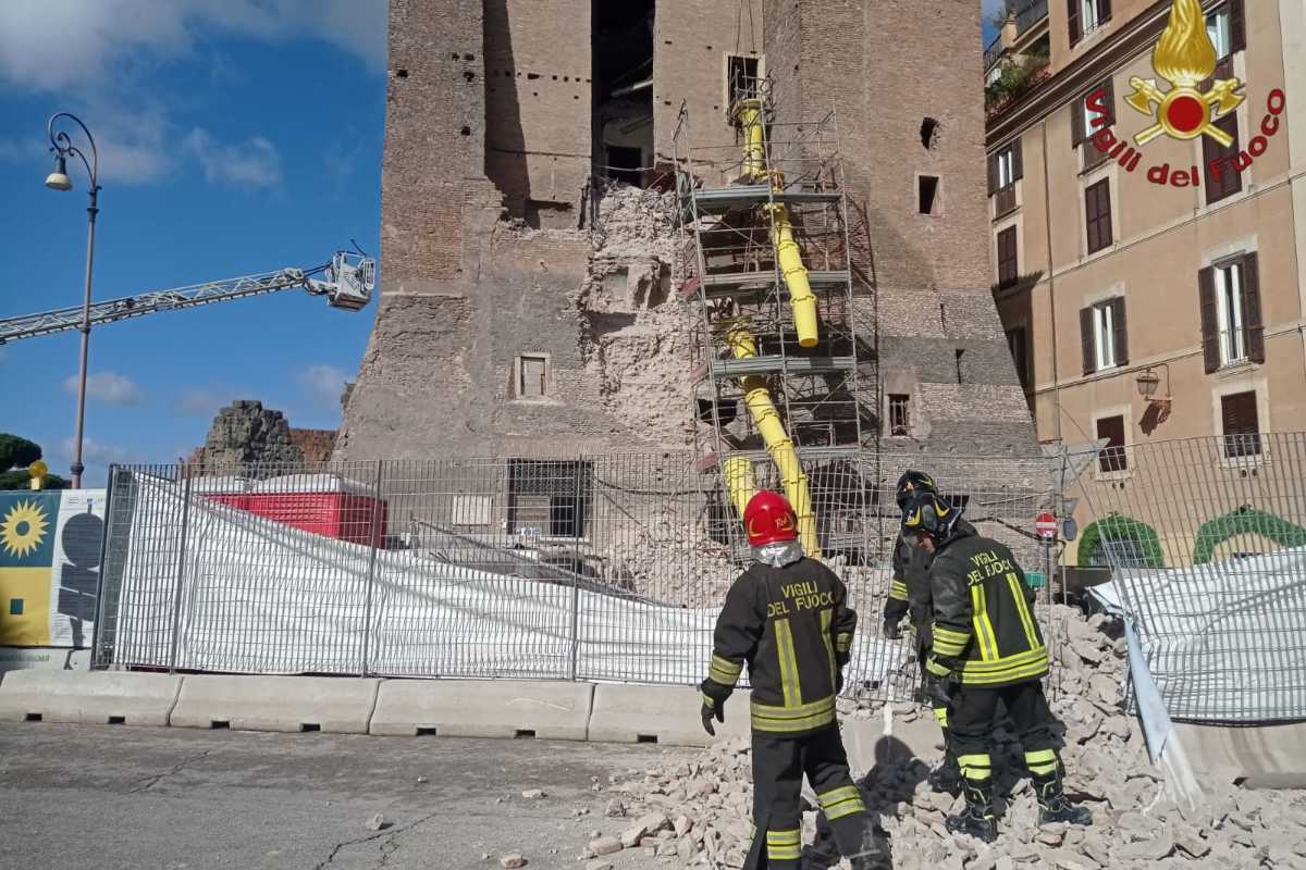 Nuovo crollo della Torre dei Conti ai Fori Imperiali: due operai estratti vivi dalle macerie, uno ancora bloccato – FOTO e VIDEO