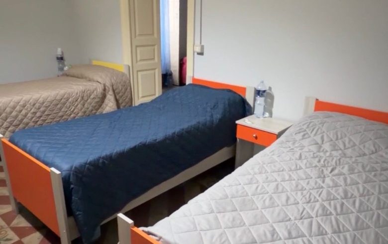 VIDEO | Un tetto per chi vive in strada: il dormitorio pubblico di via Stazzone