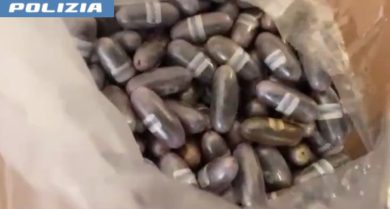 VIDEO | A Nesima un garage pieno di panetti e ovuli di droga: arrestato 57enne