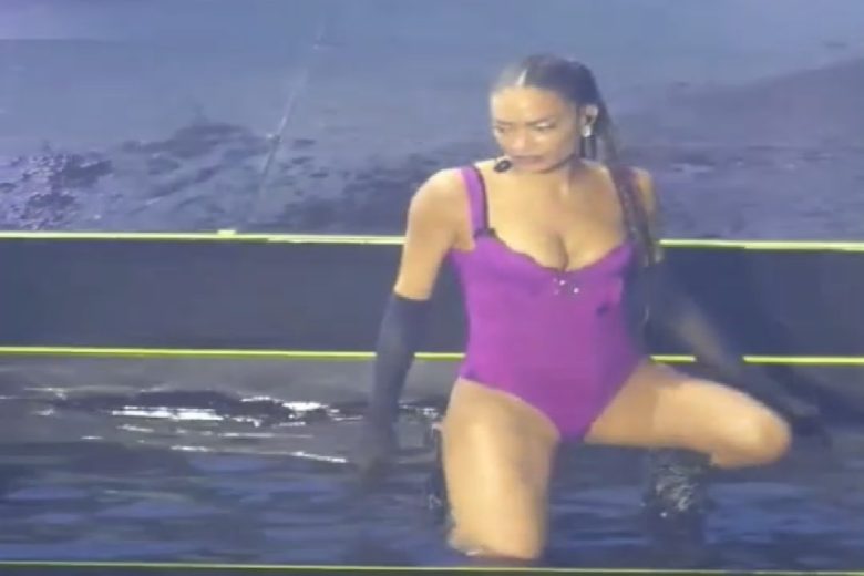 VIDEO | Ripresa troppo da vicino, Elodie fa cadere a terra il telefonino di un giornalista durante il concerto a Messina