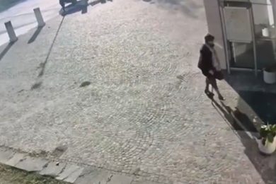 Vestito da donna, si presenta all’anagrafe per rinnovare la carta d’identità della madre morta