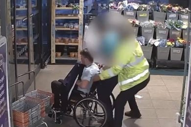 VIDEO | Giovane finge di essere disabile, ma viene smascherato da una videocamera: arrestato