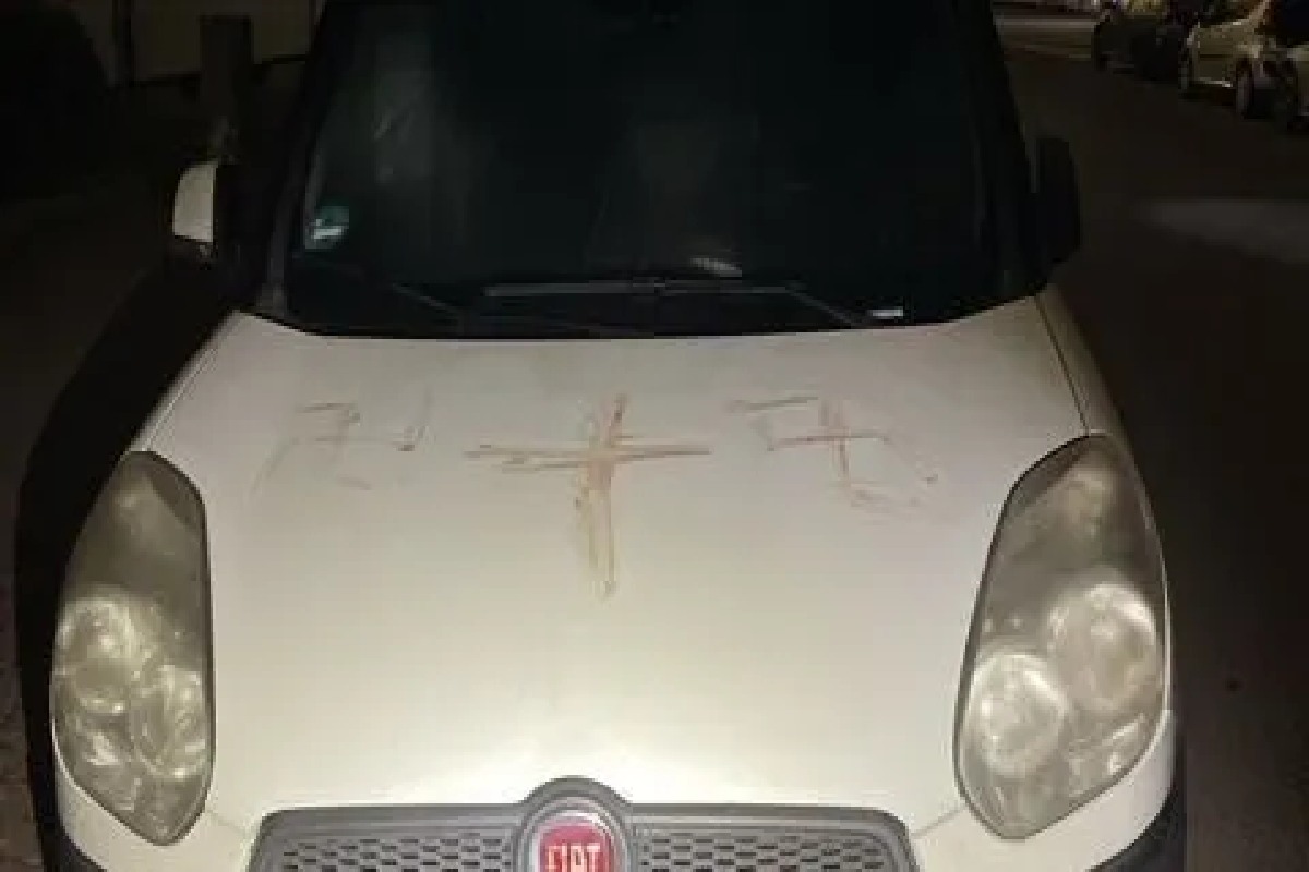Shock in Germania, auto imbrattate con svastiche fatte con sangue umano