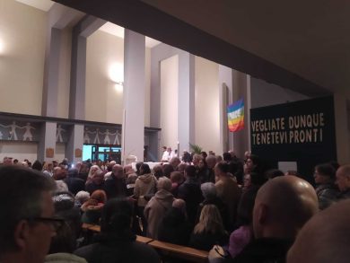 VIDEO | A Catania l’ultimo saluto a Padre Salvatore Resca sulle note de “La Libertà” di Gaber