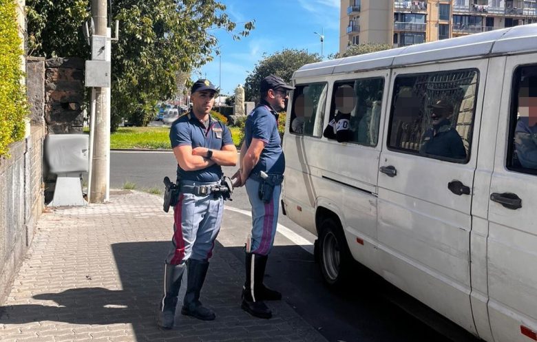 Furgoni trasformati in scuolabus privati illegali: pericolo per gli studenti