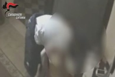 Ruba vasi di terracotta in un B&B: denunciato 60enne a Catania