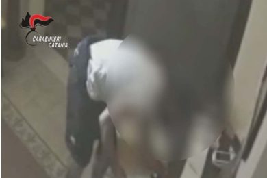 Catania, ruba borsone con gioielli e contanti per 30mila euro da un b&b: denunciato – VIDEO