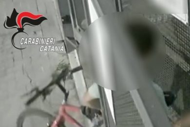 Incredibile a Catania, ruba la bici sotto lo “sguardo vigile” della telecamera: denunciato – VIDEO