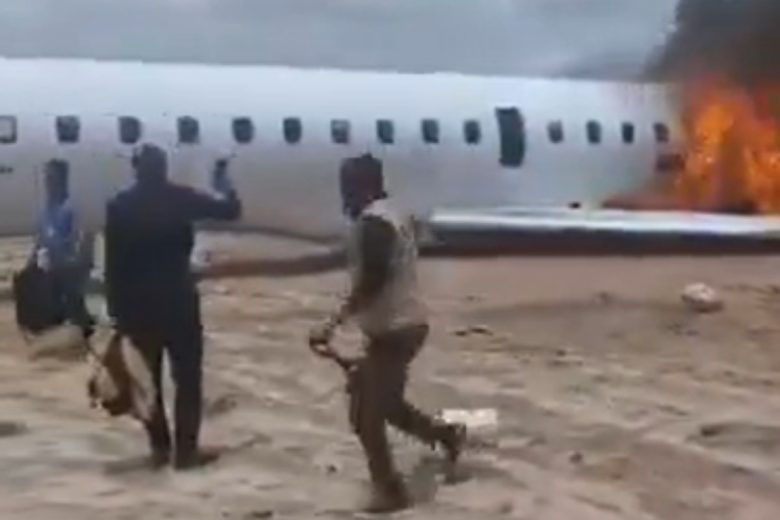 Ghana, grave incendio all’aereo in pista: a bordo c’era il ministro Watum Kabamba – VIDEO
