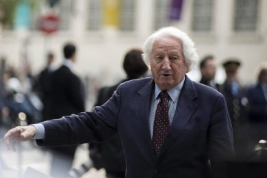 Morto a 94 anni Giorgio Forattini, addio al re della satira con le vignette in prima pagina