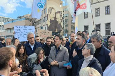VIDEO | L’opposizione manifesta contro il governo Schifani a Palermo, Giuseppe Conte al sit-in invoca Paolo Borsellino