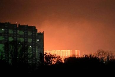 Notte di fuoco a Kiev, durissimo attacco russo con missili e droni: un morto e almeno 25 feriti